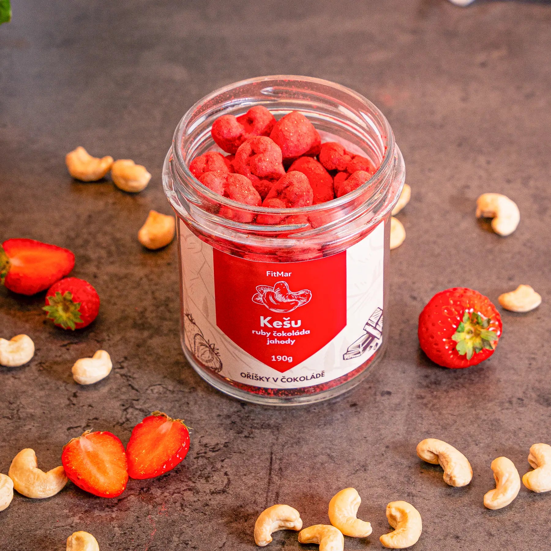 Kešu v ruby čokoládě a jahodovém prášku - FitMar.cz